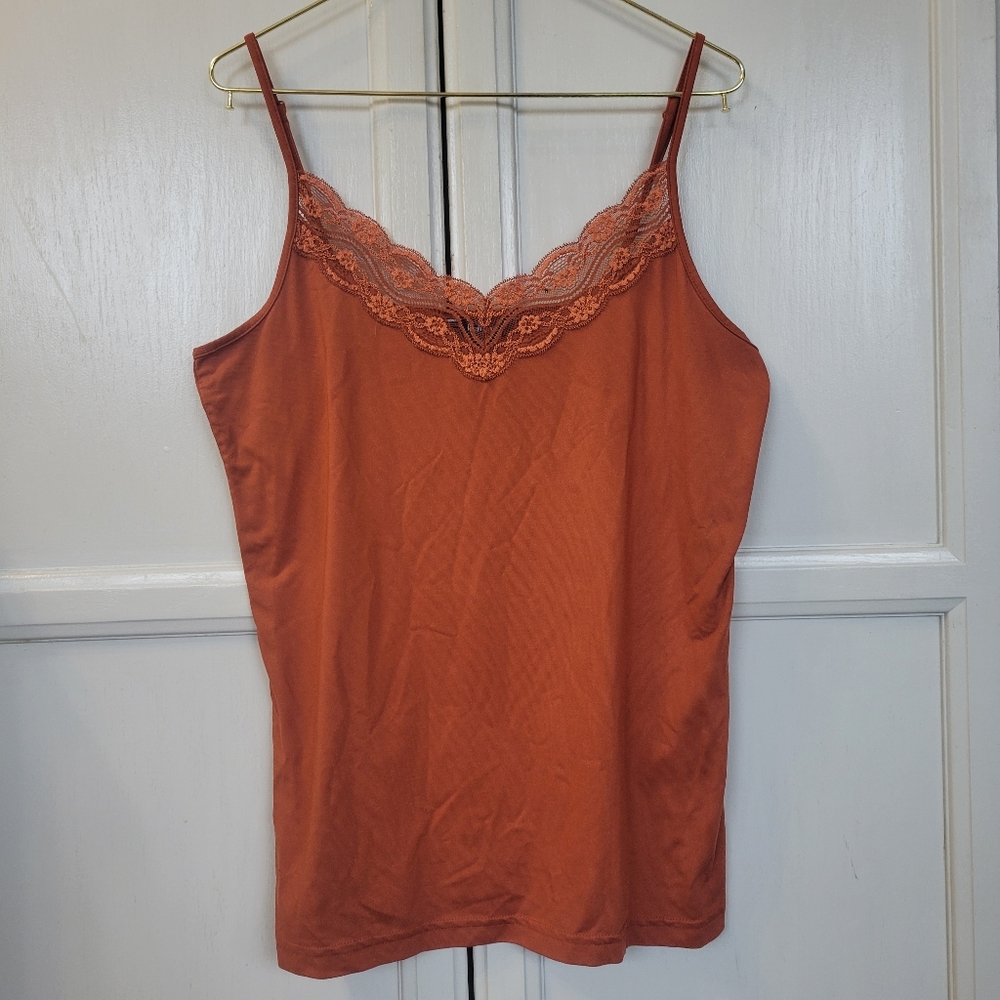 ✨️3 for 15✨️Lace detail satin tank top -Size Medium